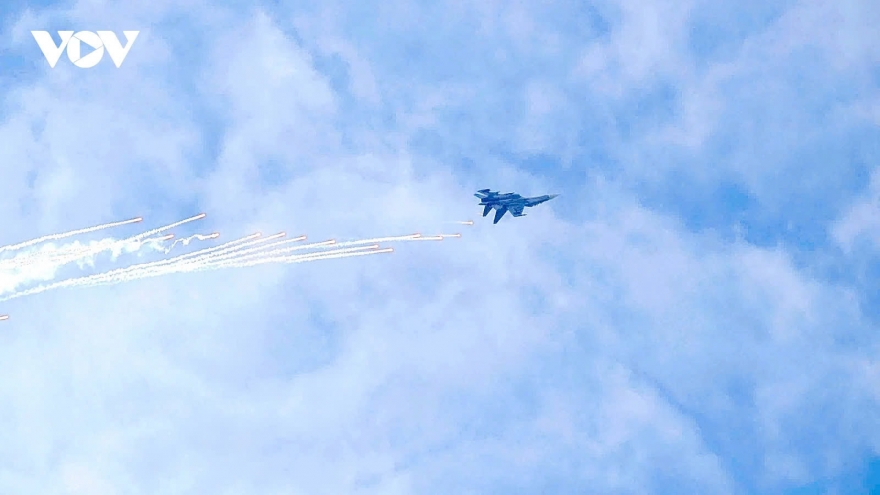 Impressive airshow over Hanoi skies at Vietnam International Defense Expo 2024